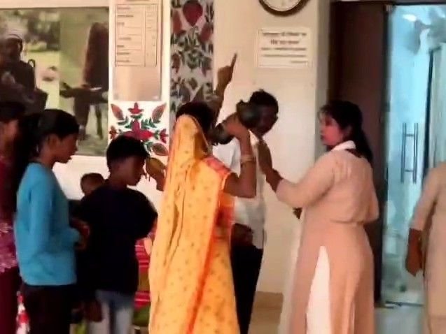 डीसी ऑफिस के सामने महिला ने किया आत्मदाह का प्रयास: पुलिस ने औद्योगिक, औद्योगिक भूमि पर अवैध कब्जे का आरोप लगाया - हज़ारीबाग़ न्यूज़