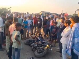 गोड्डा में भीषण सड़क हादसा, एक की मौत: महागामा रेलवे स्टेशन के पास बाइक-हाइवा की टक्कर से हुआ हादसा, दूसरा घायल - गोड्डा न्यूज़