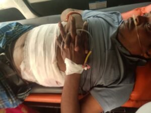 छत्र में पिता ने बेटे को मारा चाकू: पेट में घोंपा चाकू से हुआ विवाद; चौथा रिफ़रेंस, गंभीर - चतरा समाचार