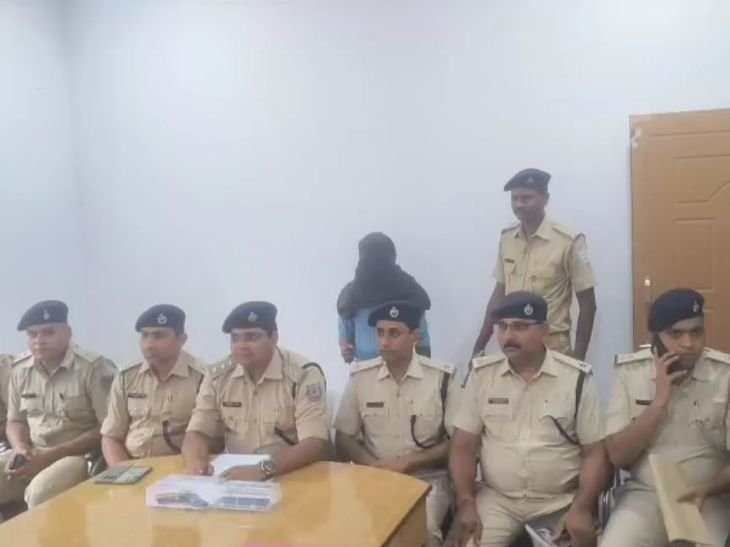 डकैत पुलिस ने अवैध हथियार के साथ अपराधी को पकड़ा: झरिया केस में था अपराधी, बाइक भी बरामद; रहा है आपराधिक इतिहास - धनबाद समाचार