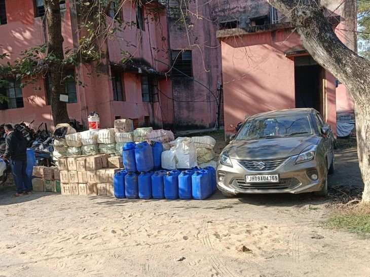 पलामू में नकली शराब फैक्ट्री का भंडाफोड़, चार गिरफ्तार: जंगल में चल रही थी फैक्ट्री, बिहार से होती थी चॉकलेट; बिना लेबल लगी 2520 बोतलें जब्त - पलामू समाचार