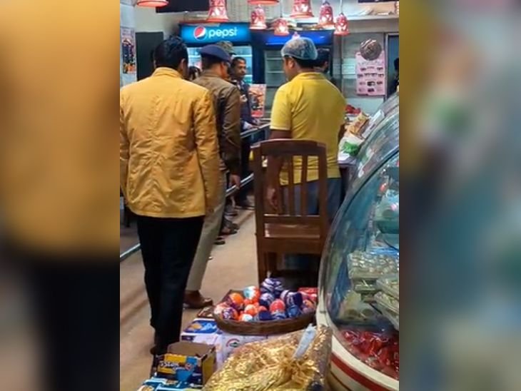 पाकुड़ में ओबामा प्रशासन का औचक छाप: व्यापार लाइसेंस, स्वच्छता और सीसीटीवी जांच; पांच हजार रुपए बकाया वसूला - पाकुड़ समाचार