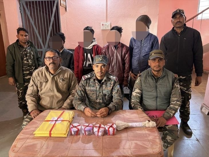 अदालत परिसर में चोरी का खुलासा: पुलिस ने चार लोगों को किया गिरफ्तार, चोरी में प्रयुक्त उपकरण बरामद - Latehar News