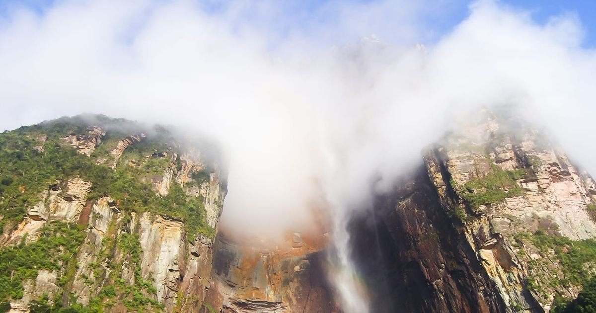 दुनिया का सबसे ऊँचा झरना, बादलों के बीच से गिरता है ये झरना, रोमांच से भरा है पहुँच का रास्ता