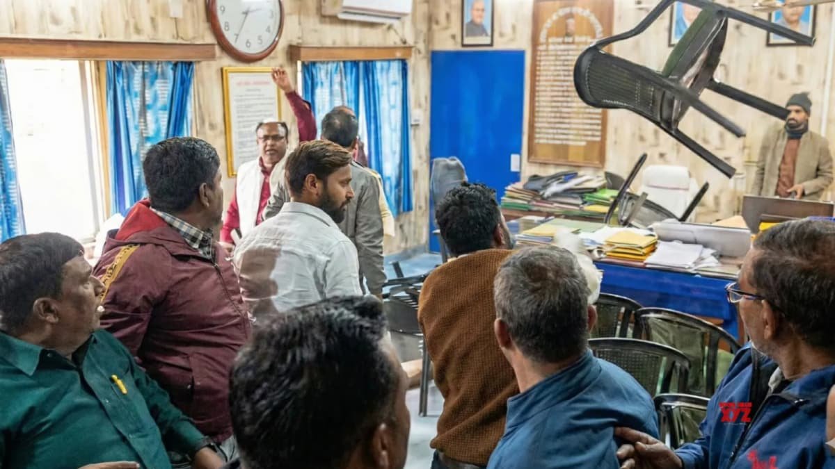 सर की सुनवाई के बीच मुर्शिदाबाद बीडीओ कार्यालय में तोड़फोड़; बीजेपी ने टीएमसी विधायक पर लगाया आरोप, 2 गिरफ्तार