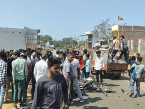 गिरिडीह में सड़क हादसा, दो बाइक सवारों का विनाश: आमने-सामने की टक्कर में लगी गंभीर लाशें, पुलिस ने शुरू की जांच - गिरिडीह समाचार