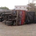 गिरिडीह में कोयला लाडा ट्रक पलटा, चालक सुरक्षित: प्लास्टर बायपास रोड पर गिरिडीह से कोयला लाडा ट्रक पलटा, कार्गो की मांग; ट्रक हुआ क्षतिग्रस्त - गिरिडीह समाचार