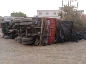 गिरिडीह में कोयला लाडा ट्रक पलटा, चालक सुरक्षित: प्लास्टर बायपास रोड पर गिरिडीह से कोयला लाडा ट्रक पलटा, कार्गो की मांग; ट्रक हुआ क्षतिग्रस्त - गिरिडीह समाचार