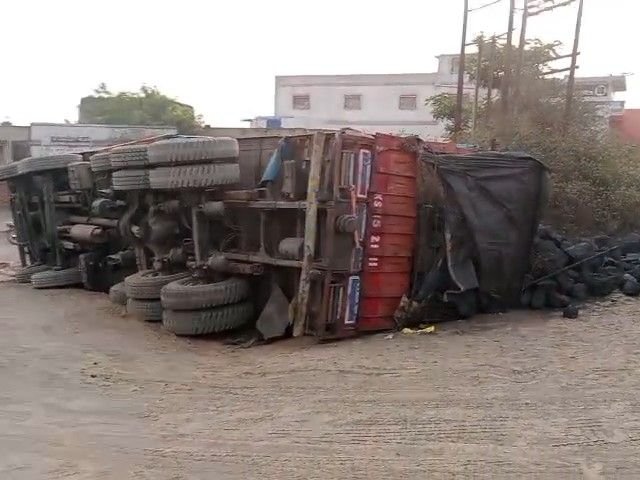 गिरिडीह में कोयला लाडा ट्रक पलटा, चालक सुरक्षित: प्लास्टर बायपास रोड पर गिरिडीह से कोयला लाडा ट्रक पलटा, कार्गो की मांग; ट्रक हुआ क्षतिग्रस्त - गिरिडीह समाचार
