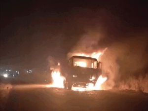 बदमाश ने पीएमपी इंफ्राटेक के ट्रक में उड़ाई आग: चंद्रपुरा में ड्राइवर से शोरूम, रंगदारी ना देने पर पहले भी हो गई ऐसी घटनाएं -Bokaro News