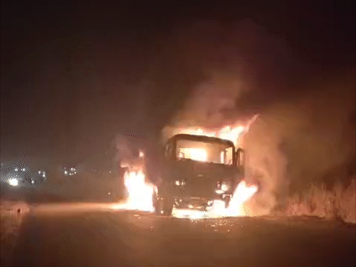 बदमाश ने पीएमपी इंफ्राटेक के ट्रक में उड़ाई आग: चंद्रपुरा में ड्राइवर से शोरूम, रंगदारी ना देने पर पहले भी हो गई ऐसी घटनाएं -Bokaro News