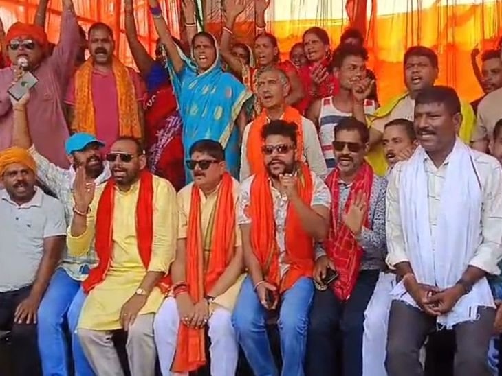 डूबा-बोकारो मुख्य सड़क धंसी, विधायक राज सिन्हा धरना पर बैठे: परत और शिखर की मांग पर अचल काल धरना - धनबाद समाचार