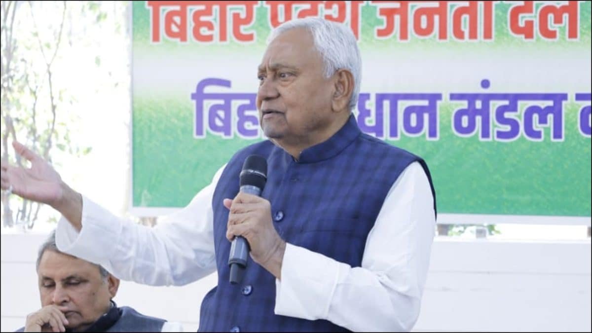 Asha Bhosle funeral live updates: Last rites at Shivaji Park today with full state honours.