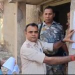 भगोड़े प्रिंस खान के घर इश्तेहार चस्पा: डकैत पुलिस ने रंगदारी, हथियार अधिनियम के मामलों में कार्रवाई तेज की - धनबाद समाचार