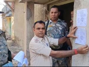 भगोड़े प्रिंस खान के घर इश्तेहार चस्पा: डकैत पुलिस ने रंगदारी, हथियार अधिनियम के मामलों में कार्रवाई तेज की - धनबाद समाचार