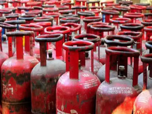 Three Commercial Cylinders Cost 18000 Rupees: रांची में शादियों पर बजट बिगड़ा, एक प्लेट खाने का खर्च 300 रुपये तक पहुंचा