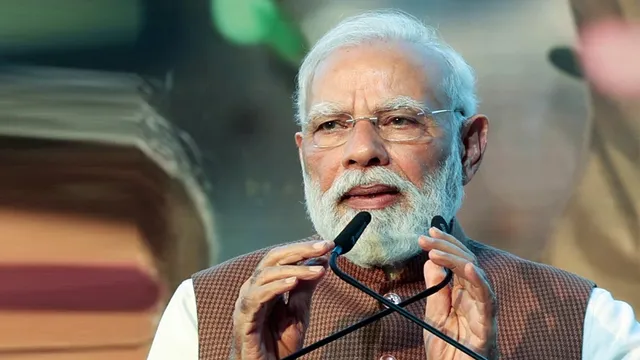 PM Modi Distribute