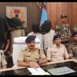 देवघर पुलिस ने मोबाइल झपटमारी का खुलासा किया: चार अपराधी गिरफ्तार, 11 फोन-लैपटॉप बरामद; साइबर अपराध में थे उपयोग - देवघर समाचार