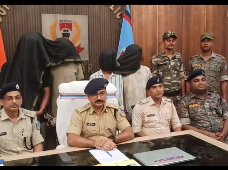 देवघर पुलिस ने मोबाइल झपटमारी का खुलासा किया: चार अपराधी गिरफ्तार, 11 फोन-लैपटॉप बरामद; साइबर अपराध में थे उपयोग - देवघर समाचार