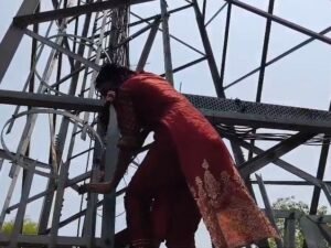 पुलिस प्रशासन में प्रेमी, प्रेमिका के लिए टावर चढ़ी प्रेमिका: पुलिस में डेविल्स घंटा चला हाई-वोल्टेज ड्रामा, शादी की स्थापना की मांग - धनबाद समाचार