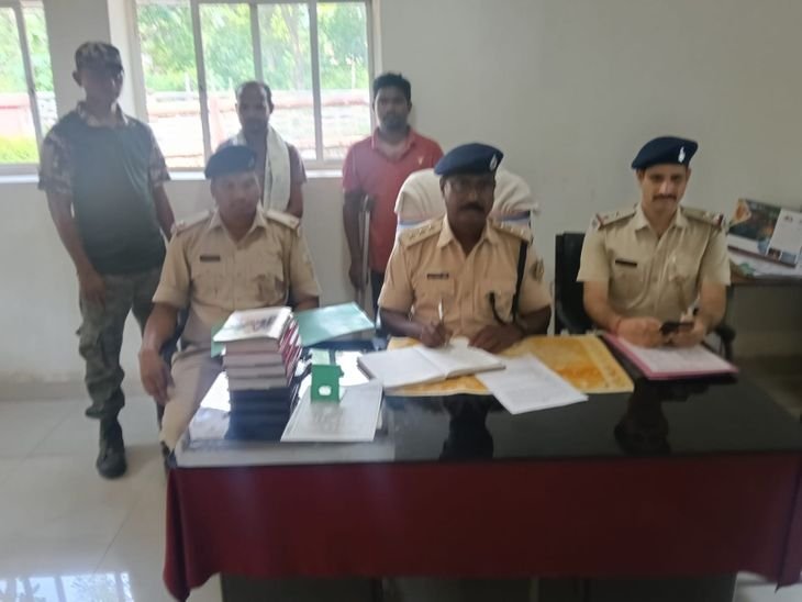 एकल विद्यालय की चोरी का 24 घंटे का खुलासा: कुमारडुंगी स्कूल से बिहार, बिस्तर और बच्चों की चोरी, दो अनाथ गिरफ्तार - चाईबासा (पश्चिम सिंहभूम) समाचार