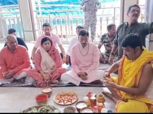 Akshay Kumar रक्षा राज्य मंत्री संजय सेठ ने देवघर: बाबा बैद्यनाथ मंदिर में की पूजा, विकसित भारत का मांगा आशीर्वाद - देवघर समाचार