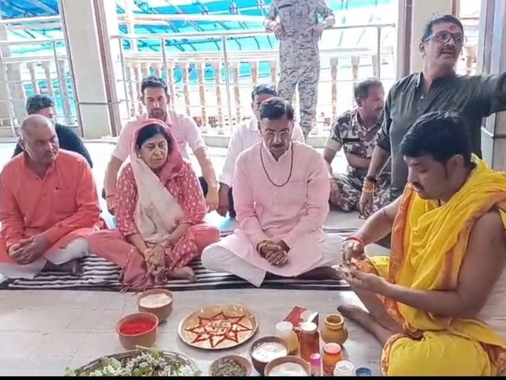 रक्षा राज्य मंत्री संजय सेठ ने देवघर: बाबा बैद्यनाथ मंदिर में की पूजा, विकसित भारत का मांगा आशीर्वाद - देवघर समाचार